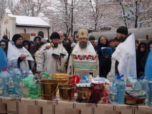 Новина У Благовіщенському храмі прихожан окропили свяченою водою Ранкове місто. Кропивницький