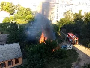 Новина В Александрии пожар возле мусорки сжег забор частного дома (ВИДЕО) Ранкове місто. Кропивницький