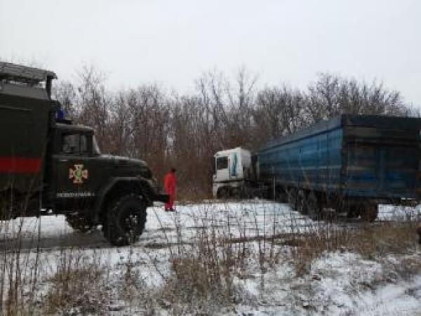 Новина У Новоукраїнському районі вантажівка через ожеледицю перекрила рух транспорту Ранкове місто. Кропивницький