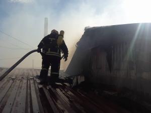 Новина В мережі з'явилося відео тушіння пожежі з даху ринку «Босфор» (ФОТО.ВІДЕО) Ранкове місто. Кропивницький