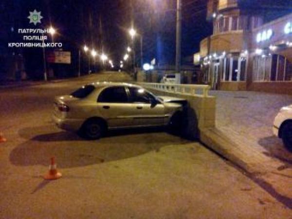 Новина На Полтавській п’яний водій врізався в бетонну огорожу Ранкове місто. Кропивницький