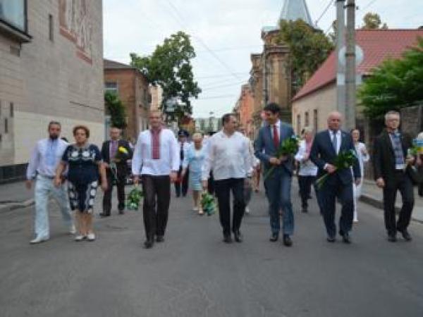 Новина День независимости в Кропивницком начался с почтения памяти героев (ФОТО) Ранкове місто. Кропивницький