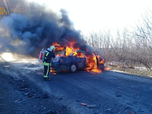 Новина Кіровоградщина: Біля села Йосипівка у вогні загинув водій іномарки Ранкове місто. Кропивницький