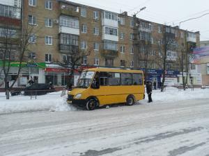 Новина У центрі Кропивницького маршрутка застрягла у снігу (ФОТО) Ранкове місто. Кропивницький