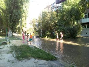 Новина В Кропивницком, возле областной больницы, бьет фонтан и вода льется рекой (ФОТО, ВИДЕО) Ранкове місто. Кропивницький