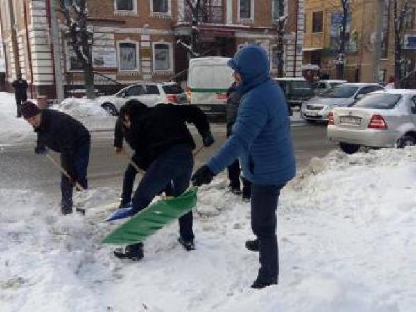 Новина В Кропивницком депутаты взялись за лопаты Ранкове місто. Кропивницький