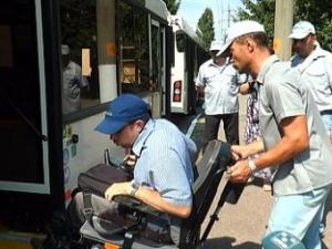 Новина Відтепер кропивницькі водії тролейбусів належним чином обслуговуватимуть візочників Ранкове місто. Кропивницький