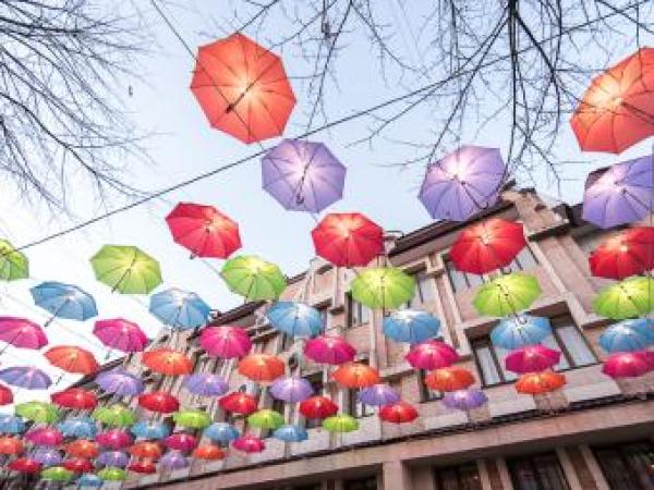 Новина Десятки ярких зонтиков снова появились на Дворцовой (ФОТО) Ранкове місто. Кропивницький