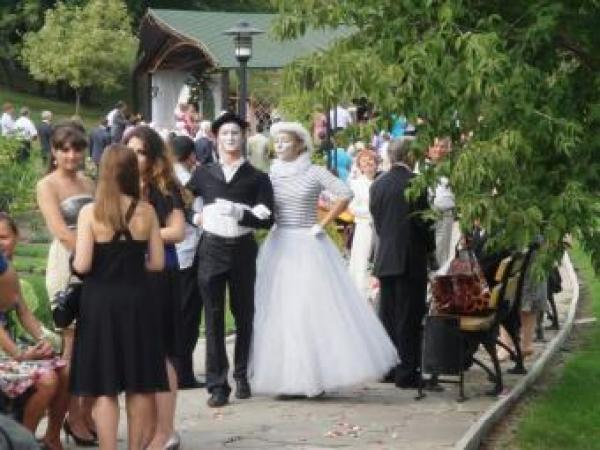 Новина Фотофакт: в Донецке мимы решили пожениться Ранкове місто. Кропивницький