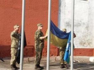 Новина У Кропивницькому над частиною 3-го полку замайорів стяг із зони бойових дій Ранкове місто. Кропивницький