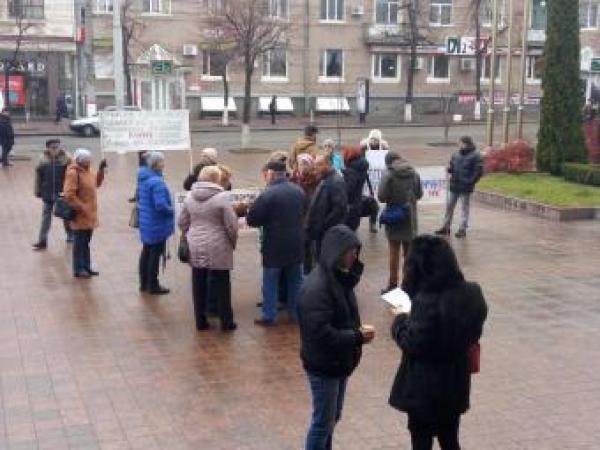 Новина Перед горсоветом развернулся мини-пикет в поддержку 2-го роддома Ранкове місто. Кропивницький