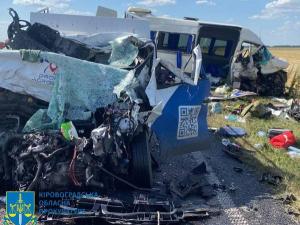 Новина Резонансна аварія за участі двох мікроавтобусів із загиблими та травмованими: водія взято під варту Ранкове місто. Кропивницький