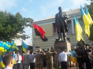 Новина Покладання квітів, мітинг та два кольори прапора. Як день українського символу відзначили у Кропивницькому (ФОТО) Ранкове місто. Кропивницький