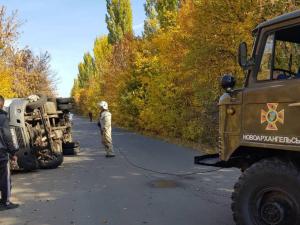 Новина На Новоархангельщині рятувальники допомогли водію, авто якого перевернулося Ранкове місто. Кропивницький