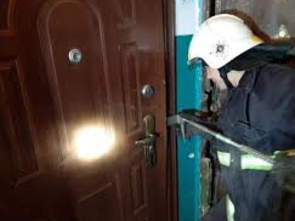 Новина Кіровоградська область: Рятувальники відчинили двері квартири, де перебував хворий Ранкове місто. Кропивницький