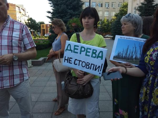 Новина «Дерева – не стовпи»: активісти Кропивницького вийшли на мітинг (ФОТО) Ранкове місто. Кропивницький