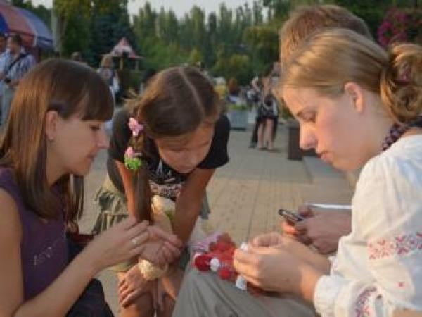 Новина В Донецке понемногу шьют огромный ковер из роз Ранкове місто. Кропивницький