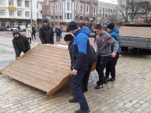 Новина На центральній площі почали встановлювати різдвяне містечко (ФОТО) Ранкове місто. Кропивницький