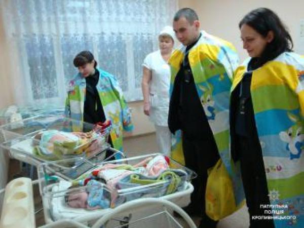 Новина У Кропивницькому патрульні відвідали дитячу обласну лікарню Ранкове місто. Кропивницький