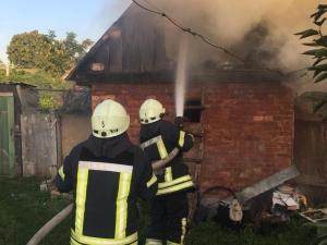 Новина На Кіровоградщині у Петровому загорілося сіно і дах приватного сараю Ранкове місто. Кропивницький