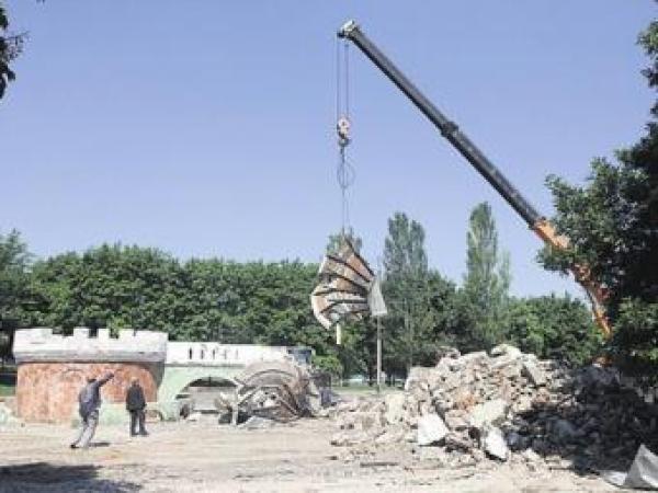 Новина Детский городок снесли. Теперь построят храм,сквер и фонтан Ранкове місто. Кропивницький