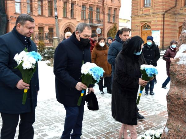 Новина Покладанням квітів вшанували у Кропивницькому пам’ять жертв Голокосту Ранкове місто. Кропивницький