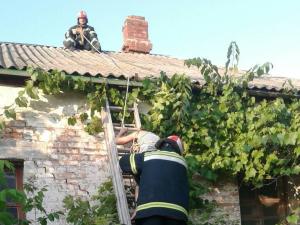 Новина На Кіровоградщині жінка застрягла на своєму даху Ранкове місто. Кропивницький