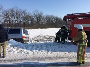 Новина Рятувальники відбуксурували мікроавтобус і швидку зі складих ділянок доріг Ранкове місто. Кропивницький