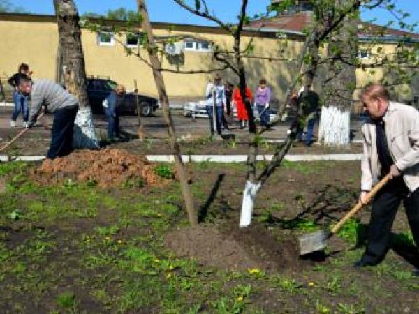 Новина У залізничників пройшов масовий суботник (ФОТО) Ранкове місто. Кропивницький