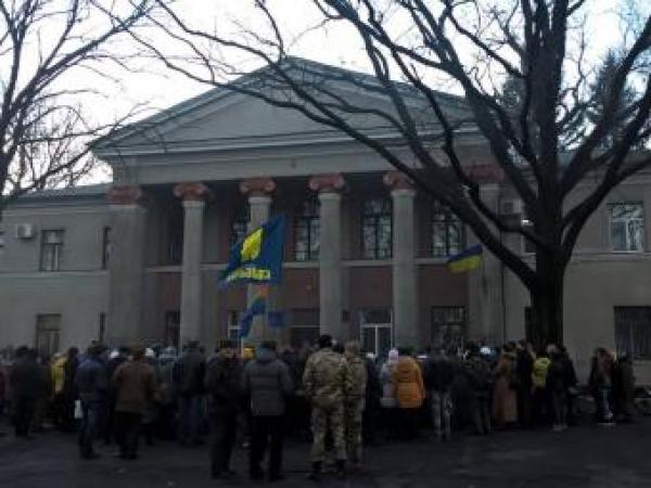 Новина На Кіровоградщині відбувся мітинг-протест проти закриття Долинської ЗОШ №1 Ранкове місто. Кропивницький