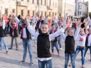 Новина В центре Кропивницкого прошёл Детский флешмоб мира. Установлен рекорд Украины (ФОТО) Ранкове місто. Кропивницький