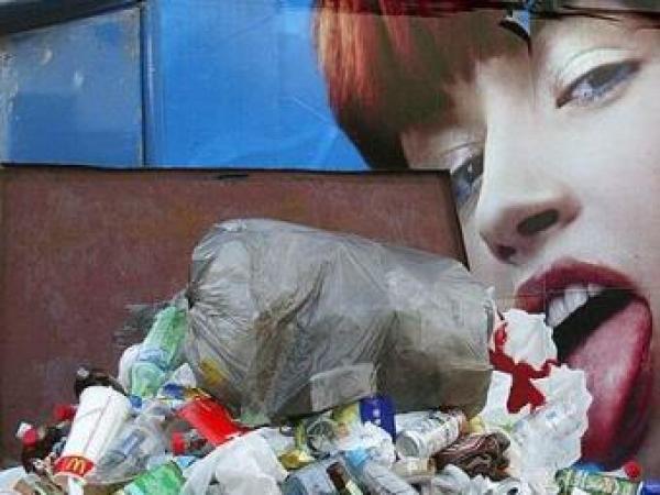 Новина По центру Донецка прополз мутант из мусора Ранкове місто. Кропивницький