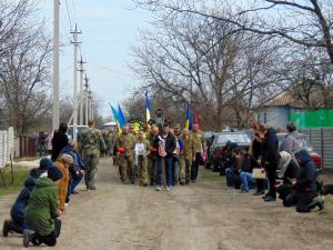 Новина На Кіровоградщині односельці проводжали труну з убитим на сході бійцем, стоячи на колінах (ФОТО) Ранкове місто. Кропивницький