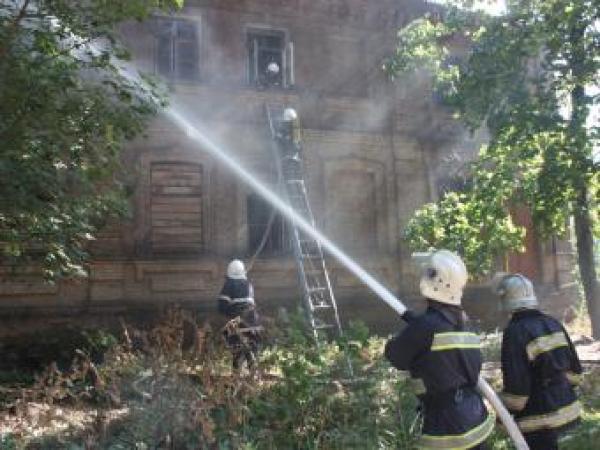 Новина У Кропивницькому рятувальники ліквідували пожежу безгосподарного будинку Ранкове місто. Кропивницький