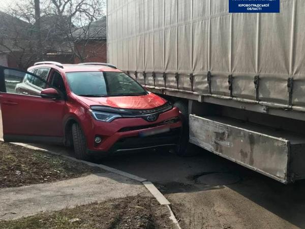 Новина У Кропивницькому на Тараса Карпи іномарка врізалася у вантажівку (ФОТО) Ранкове місто. Кропивницький