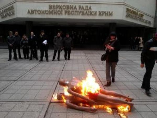 Новина Под Верховной Радой Крыма сожгли «геев» (ФОТО) Ранкове місто. Кропивницький