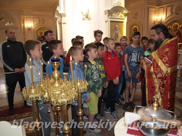 Новина Віряни Благовіщенського храму вітають юних футболістів команди «Сапсан» Ранкове місто. Кропивницький