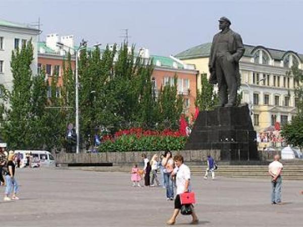 Новина В центре Донецка моют памятник Ленину Ранкове місто. Кропивницький