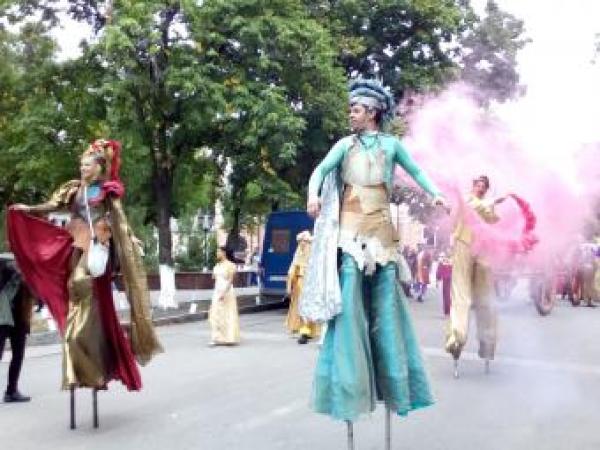 Новина Відео як у Кропивницькому відбулась Театральна хода Ранкове місто. Кропивницький