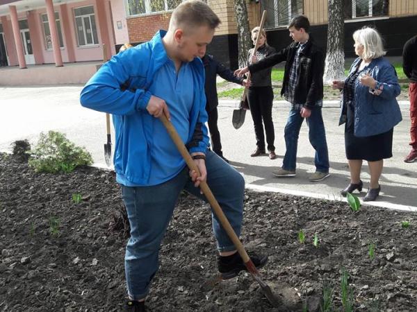 Новина Біля трьох навчальних закладів студенти висадять дерева. Сьогодні озеленили територію біля медколеджу Ранкове місто. Кропивницький