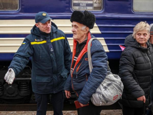 Новина Кропивничани очікують на 35-ий потяг із переселенцями. Цього разу з Херсонщини Ранкове місто. Кропивницький