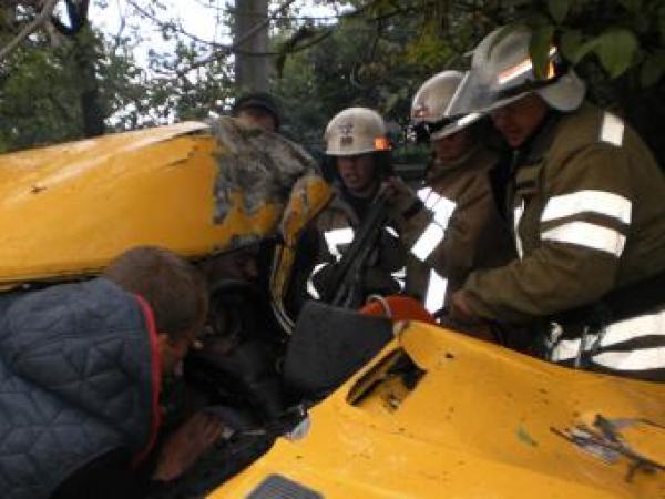 Новина На Кіровоградщині водій втаранився у дерево Ранкове місто. Кропивницький