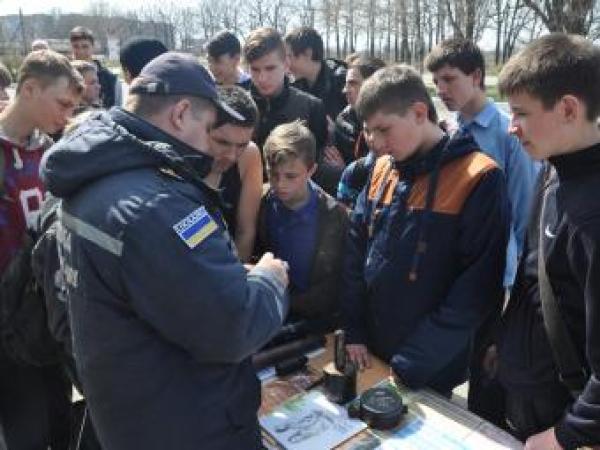 Новина В Кіровоградське училище завітали рятувальники (ФОТО) Ранкове місто. Кропивницький