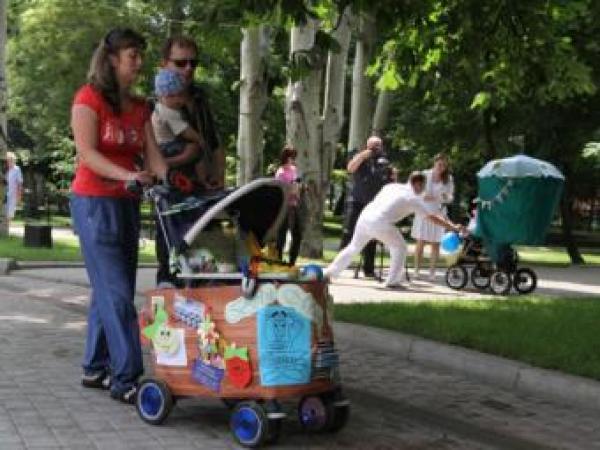 Новина Сегодня в Донецке впервые прошел парад детских колясок Ранкове місто. Кропивницький