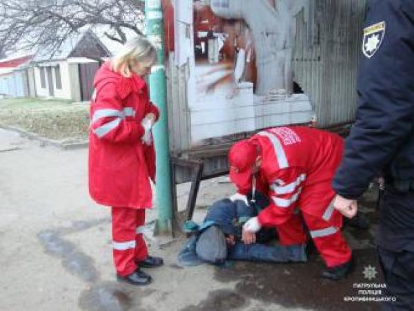 Новина У Кропивницькому патрульні врятували чоловіка від переохолодження Ранкове місто. Кропивницький