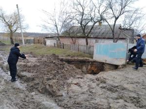 Новина На Кіровоградщині через байдужість селищного голови величезна яма загрожує безпеці жителів Новгородки Ранкове місто. Кропивницький