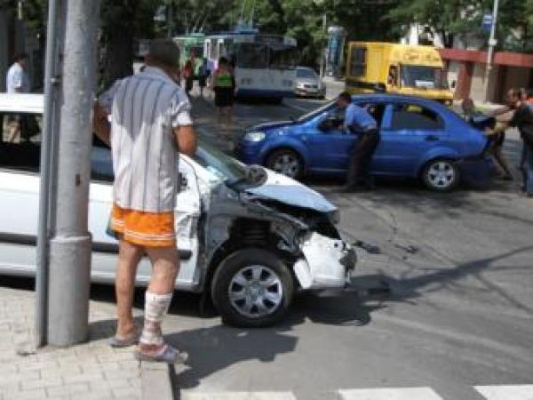 Новина На проспекте Ильича в Донецке столкнулись три машины Ранкове місто. Кропивницький