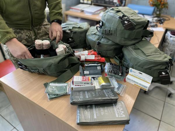 Новина Кіровоградщина: 121 окрема бригада тероборони отримала від волонтерів аптечки невідкладної допомоги Ранкове місто. Кропивницький