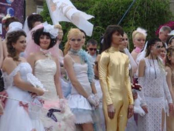 Новина По Донецку гуляли невесты. Выбирай любую! (фоторепортаж) Ранкове місто. Кропивницький