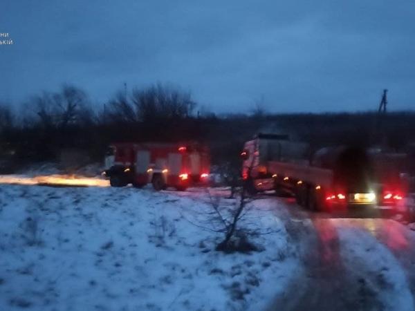 Новина Кіровоградщина: Олександрівські рятувальники надали допомогу водію вантажівки Ранкове місто. Кропивницький